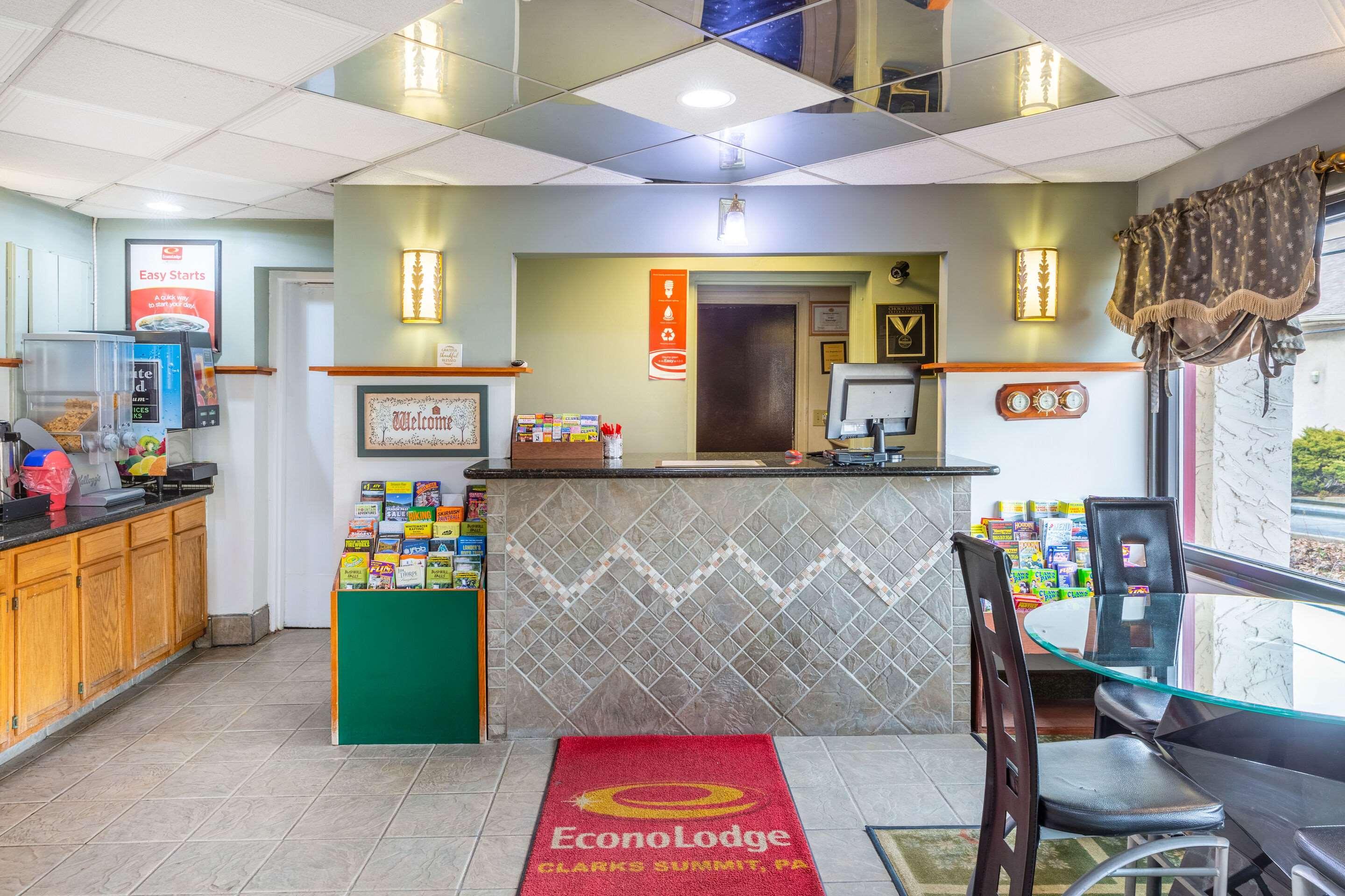 Econo Lodge Clarks Summit Exterior photo